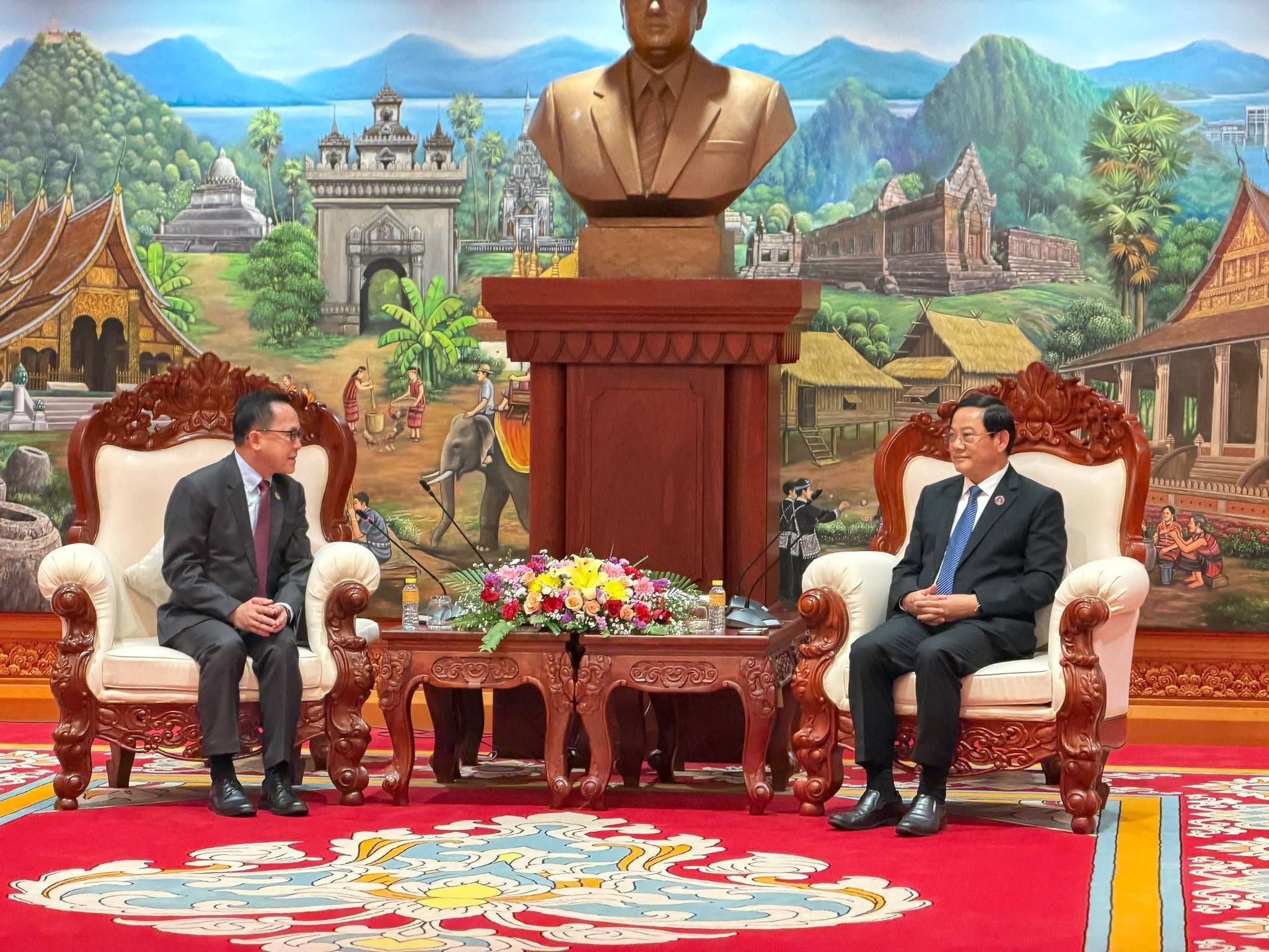 ລັດຖະມົນຕີ ກຕສ ອວຍພອນ ປະທານສະພາຄົນໃຫມ່
